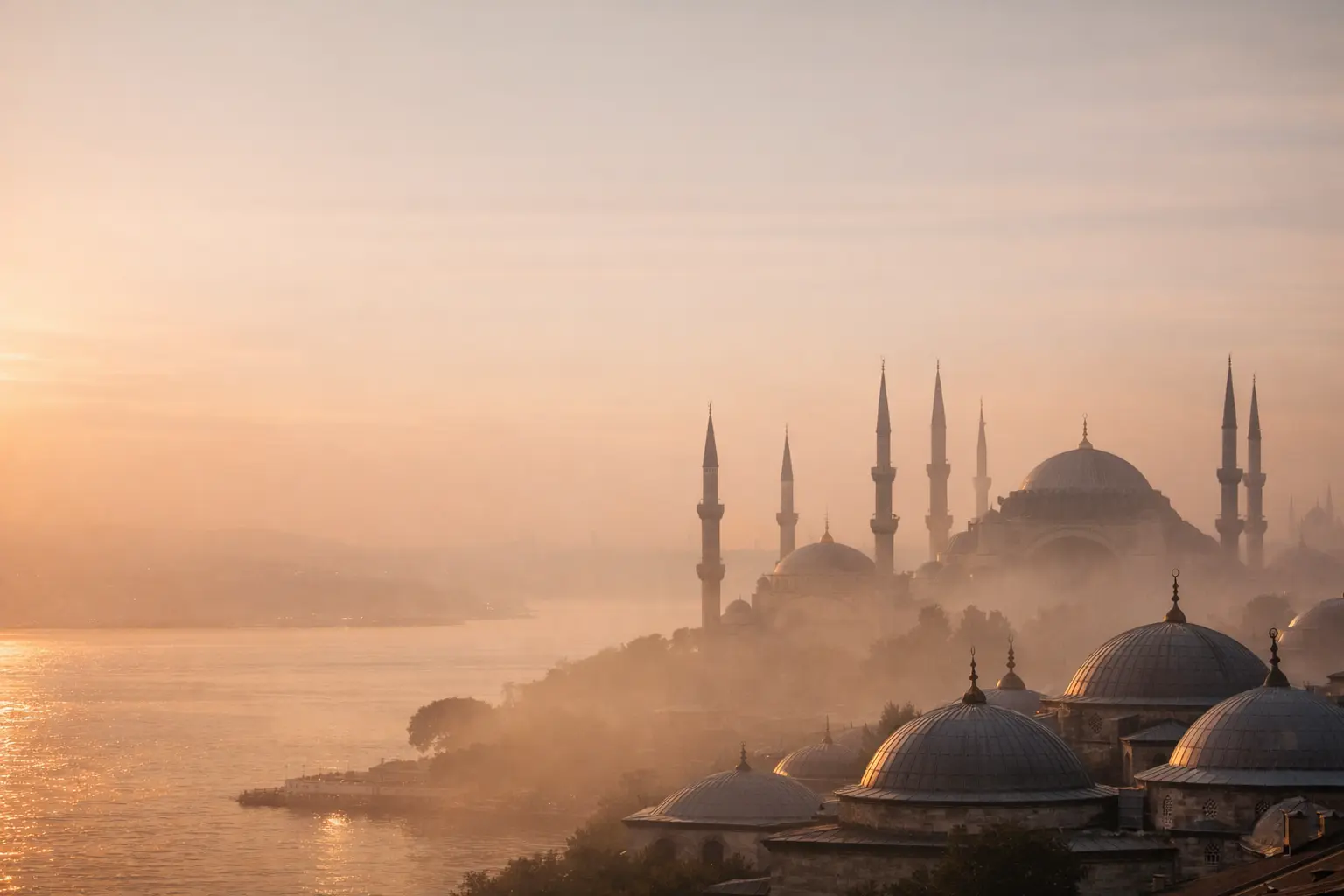 Turquía Legendaria: grupo en un paisaje entre historia, luz cálida y piedra antigua.